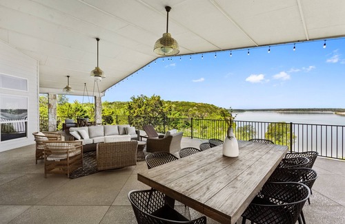 Temple House | Paradise by the lake - Lonestar Lakehouse