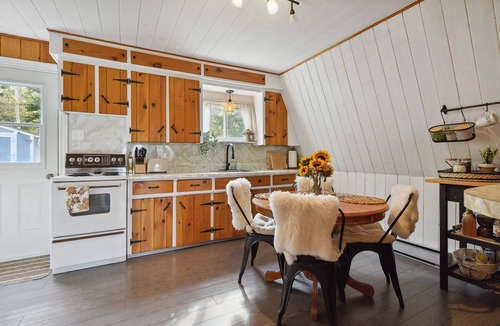 East Dalhousie Cottage | Paradise cove- lakefront cottage with Hot Tub