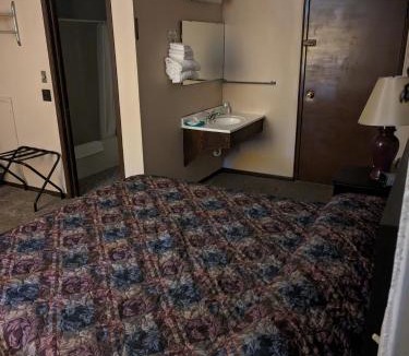 Red Lake Falls Hotel | Paradise Falls Motel