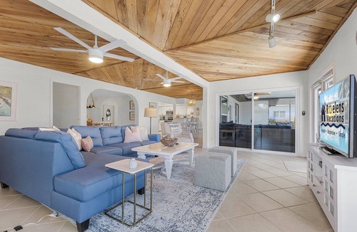 Caloosahatchee House | Paradise Found! Direct Gulf Access, Kayaks, Heated Pool, Hot Tub - Sky Palms Villa - Roelens