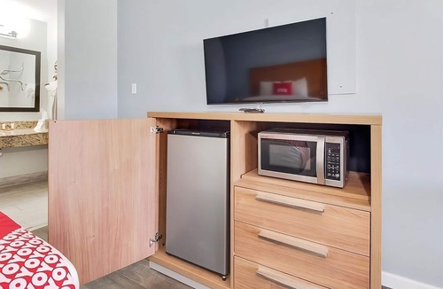 Ingleside Hotel | Paradise Found! Swimming Pool, Free Breakfast, Free Parking!