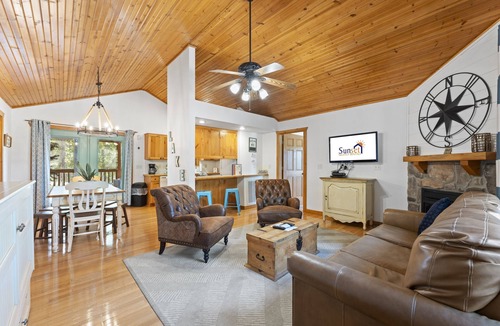 Reeds Spring House | Paradise Lodge 2 Bedroom Home by RedAwning