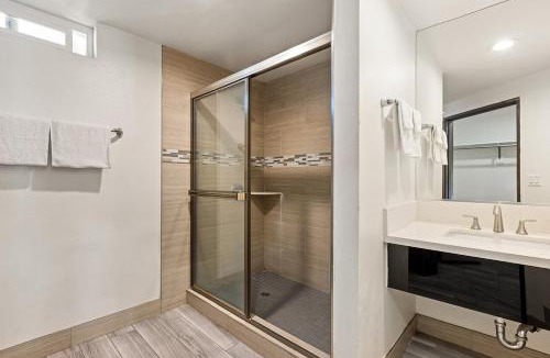 Winnetka Hotel | Paradise Lodge - Canoga Park, Los Angeles