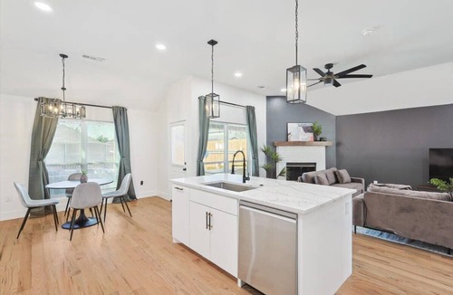 Waxahachie House | Paradise, Modern Home, Pool & Hot Tub