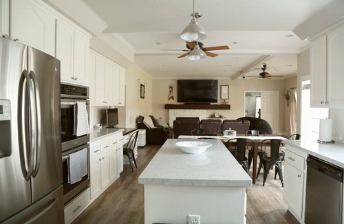 Livermore House | Paradise Next Door 🌴