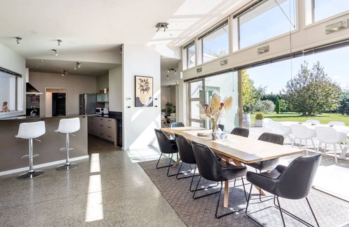 Martinborough Villa | Paradise on Campbell