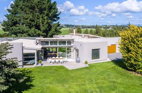 Martinborough Villa | Paradise on Campbell