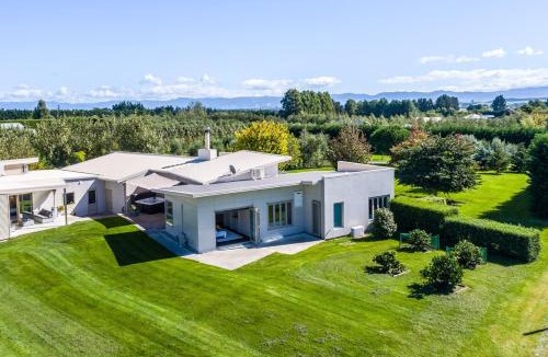 Martinborough Villa | Paradise on Campbell