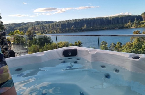 Mangakino House | Paradise on the edge of the lake