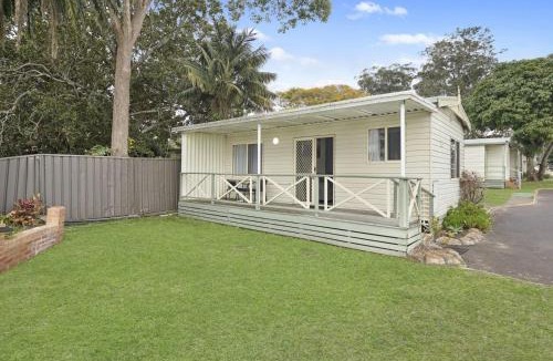 Carey Bay Hotel | Paradise Palms Caravan Park