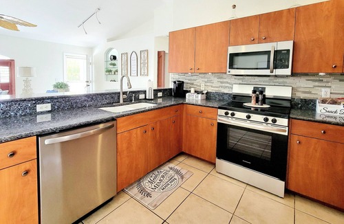 Englewood East House | Paradise Palms Retreat