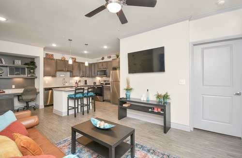 Spring Branch East Apartment | ✵Paradise Parkway✵| Home ⮕ Galleria w/Pool-Gym