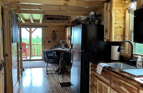 Millersburg Cabin | Paradise Peak Songbird Cabin with outdoor hot tub in the heart of Amish Country