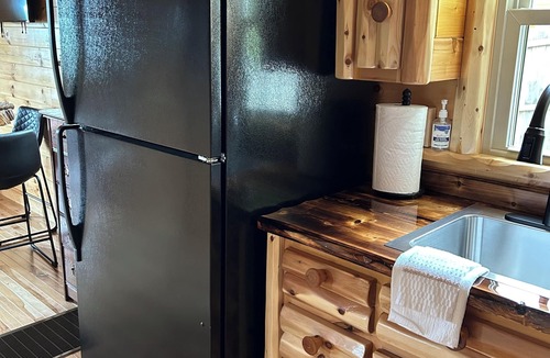 Millersburg Cabin | Paradise Peak Songbird Cabin with outdoor hot tub in the heart of Amish Country