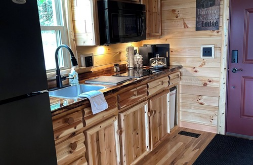 Millersburg Cabin | Paradise Peak Songbird Cabin with outdoor hot tub in the heart of Amish Country