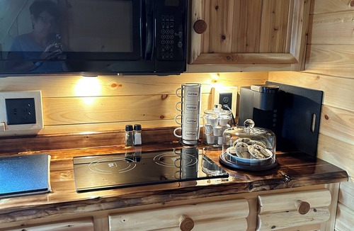 Millersburg Cabin | Paradise Peak Songbird Cabin with outdoor hot tub in the heart of Amish Country