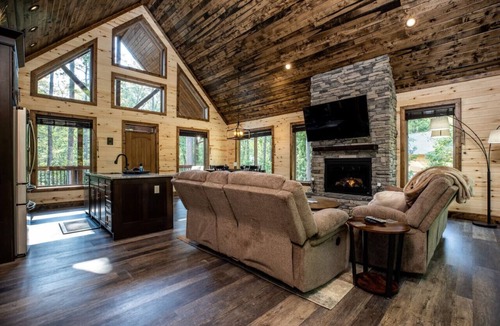 Octavia Cabin | Paradise Pines - Relax & unwind.