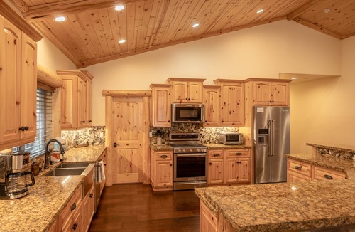 Summit Estates Cabin | Paradise Pines. Walk to Summit, new home in our portfolio, relax and have fun. 3x2 promo!