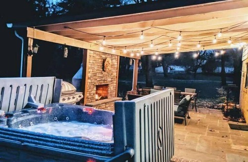 Paradise House | Paradise Place-Spacious home with Hot Tub+Fire Pit