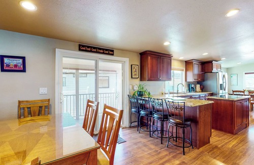 Davenport House | Paradise Point: Lakefront Escape w/Views