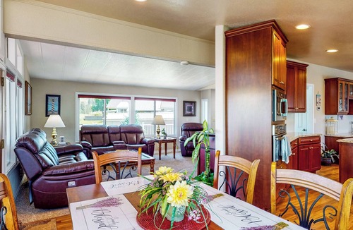 Davenport House | Paradise Point: Lakefront Escape w/Views