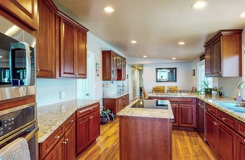 Davenport House | Paradise Point: Lakefront Escape w/Views