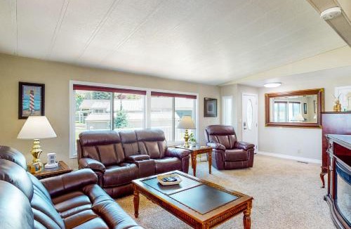 Davenport House | Paradise Point Lakefront Escape with Views