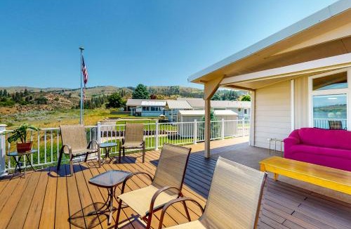 Davenport House | Paradise Point Lakefront Escape with Views