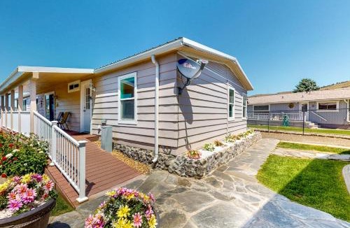 Davenport House | Paradise Point Lakefront Escape with Views