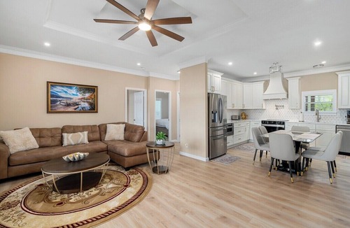 Six Mile House | Paradise Point on Lake Keowee!