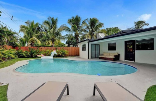 Driftwood Villa | Paradise Villa with Pool, Trampoline and BBQ