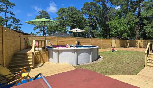 Peletier House | Paradise with a Hottub & Pool, 3 miles to beach