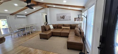 Peletier House | Paradise with a Hottub & Pool, 3 miles to beach