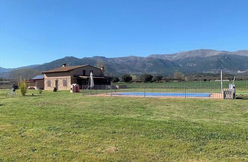 Gavilanes House | Paraje Navazos – Rural House in Sierra de Gredos with Pool and Mountain Views