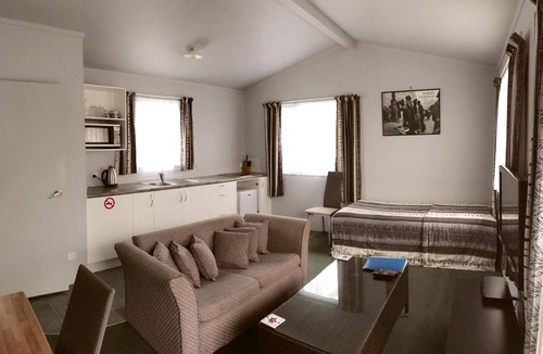 Parakai Hotel | Parakai Geothermal Motel