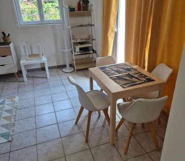 Saint-Martin-de-Londres Apartment | Parenthèse du Pic Appartement Climatisé 1 à 6p MEUBLE DE TOURISME 2 ETOILES
