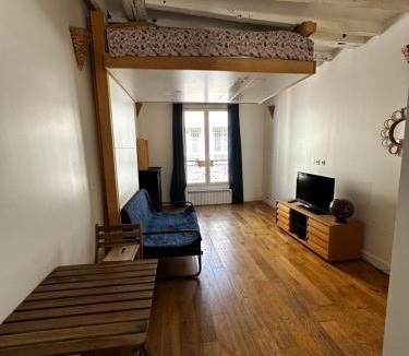 Quartier Saint-Ambroise Apartment | Paris 10e Sainte Marthe Canal Saint Martin 23m2