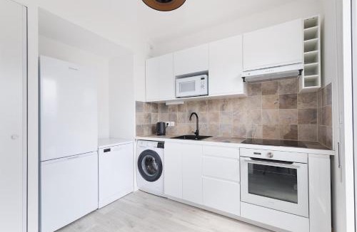 Saint-Denis Apartment | Paris Center & Eurostar 20 min, duplex 9 p, rooftop, 2 bathrooms, parking,