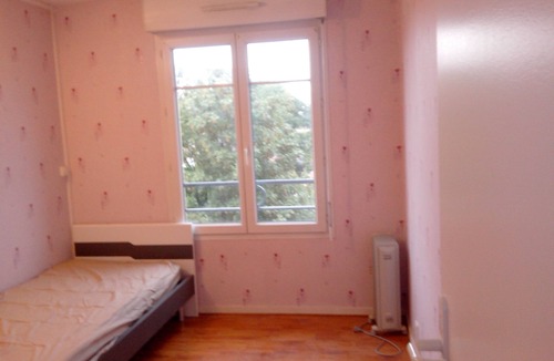 Parc-Nord Apartment | PARIS LA DEFENSE 1 double bed and 2 single beds