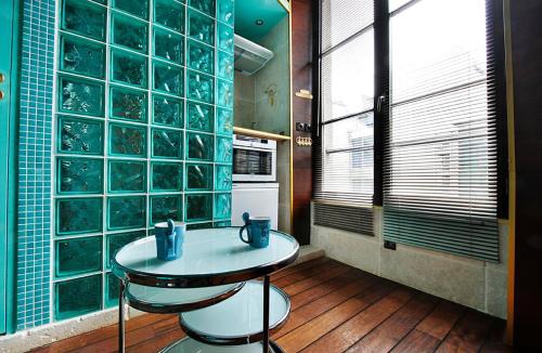 Saint-Merri Apartment | Paris Marais Tiny Boat MERRIB