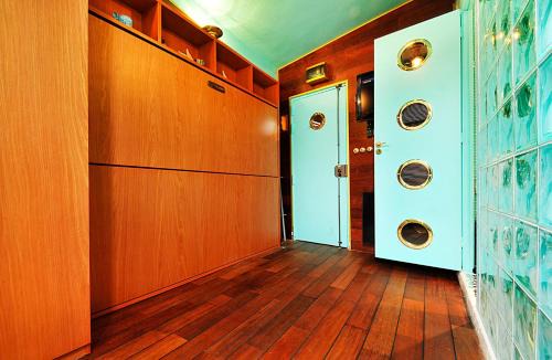 Saint-Merri Apartment | Paris Marais Tiny Boat MERRIB