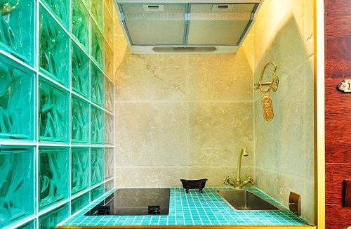 Saint-Merri Apartment | Paris Marais Tiny Boat MERRIB