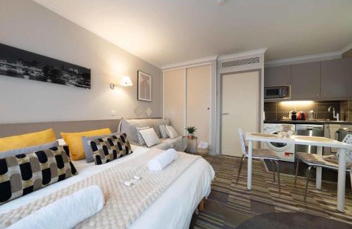 Issy-les-Moulineaux Apartment | Paris Porte de Versailles Cosy Lodge 1 Appart hôtel parking wifi 3 pers