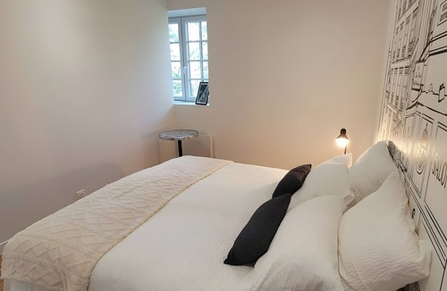 Puybarban Bed & Breakfast | Paris Room – Artistic Nostalgia