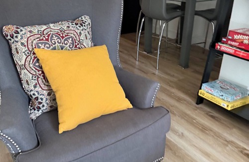 Paris Apartment | Paris TX 2BR Apartment - Renovated - Fast WiFi + Parking - Near Downtown & Tower