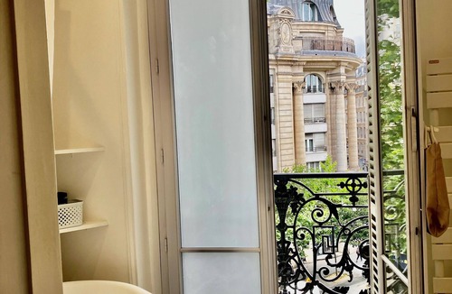 18th Arrondissement Apartment | Parisian apartment at the foot of Montmartre