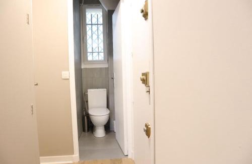 Quartier des Invalides Apartment | Parisian Charm 1-Bedroom Apartment near Les Invalides