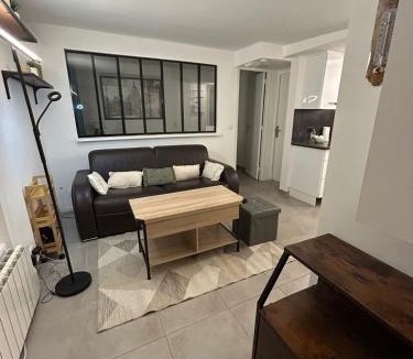 Montmartre Apartment | Parisian Hideaway - Heart of Montmartre, Abbesses