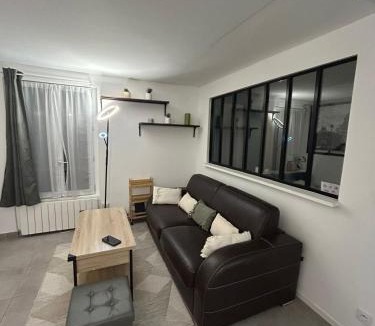 Montmartre Apartment | Parisian Hideaway - Heart of Montmartre, Abbesses
