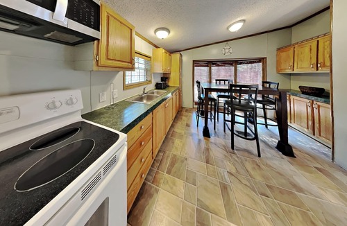 Put-in-Bay House | Park Easy—2 Spots Ready | 8 ppl | IC51